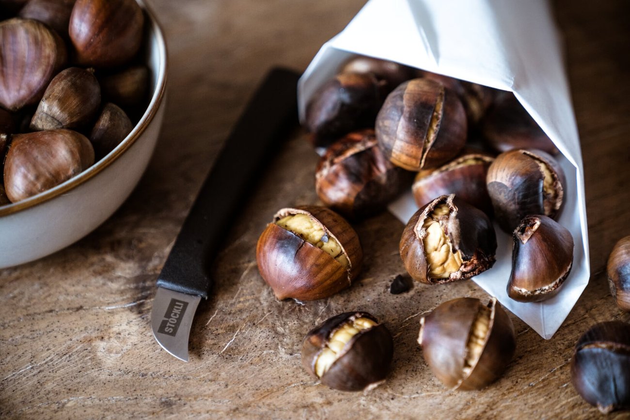 /assets/media/Stöckli_Marroniofen_Marroni schneiden.jpg